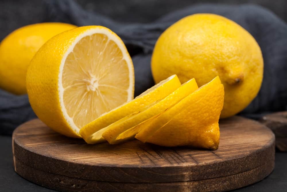 freshly cut lemon slices