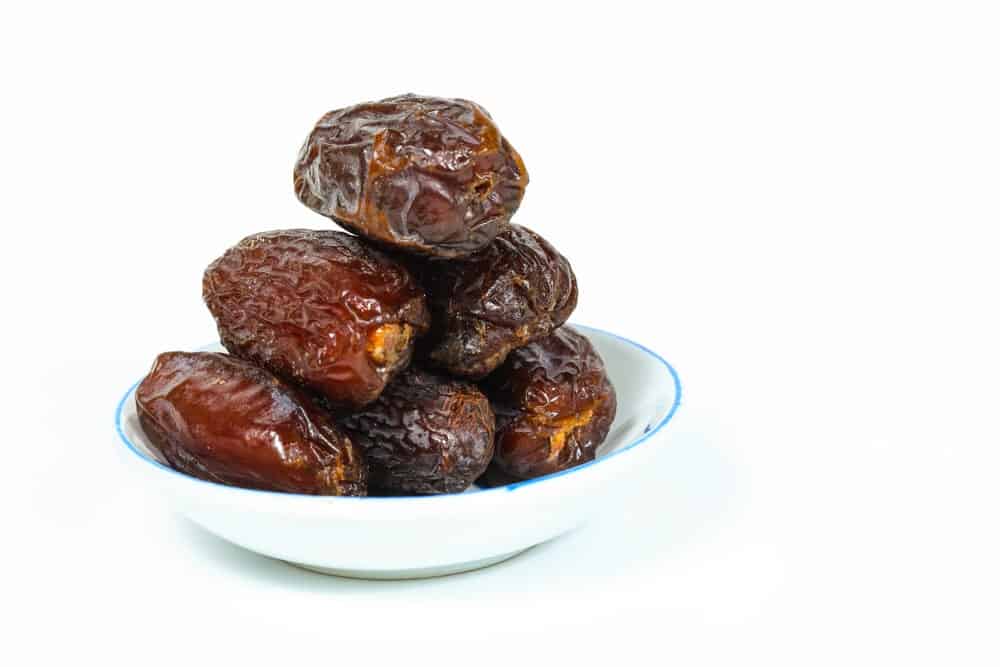 Uma pequena tigela de doce Dayri Dates ready to eat.