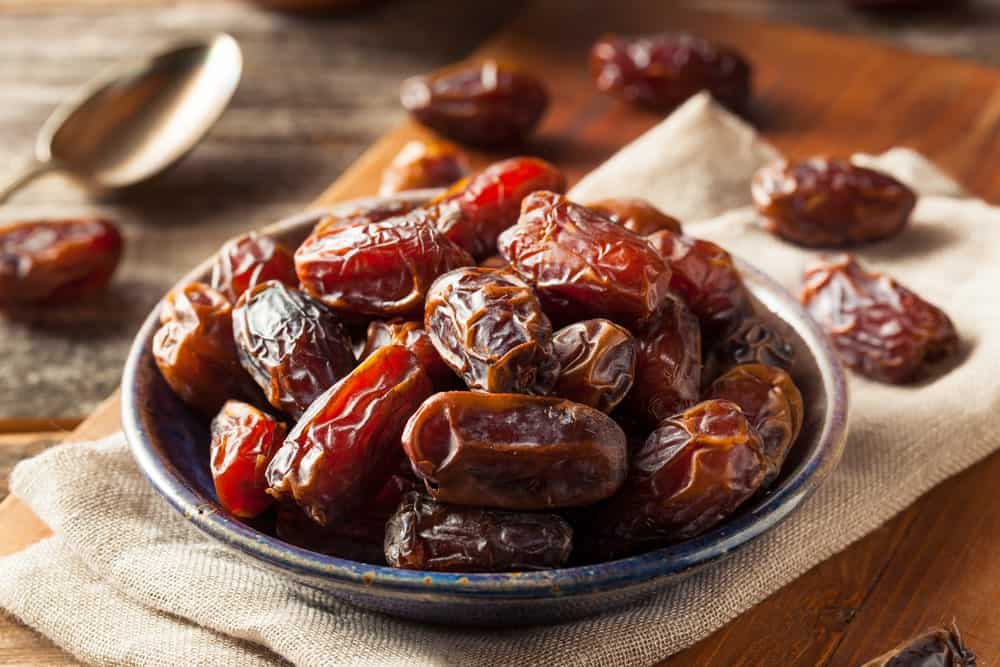 Un pequeño plato lleno hasta los topes de ricos y dulces Dátiles Medjool.