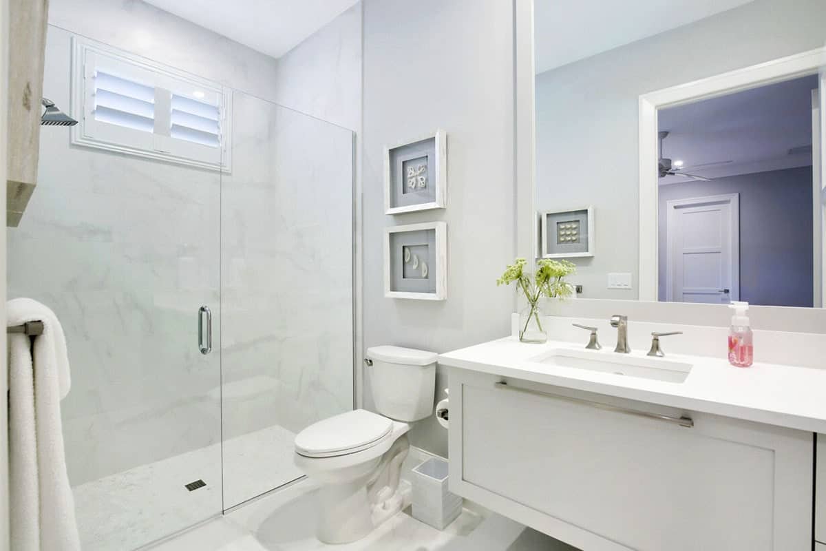 clean-white-bathroom-jan3020-min