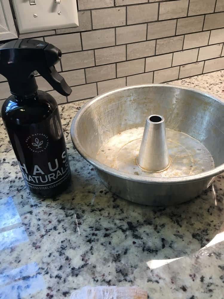 The tube baking pan to be used is oiled.