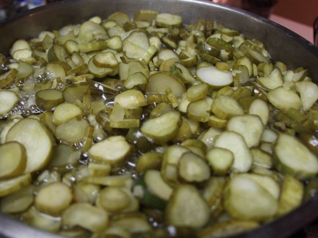 How to Marinate Cucumbers in Vinegar