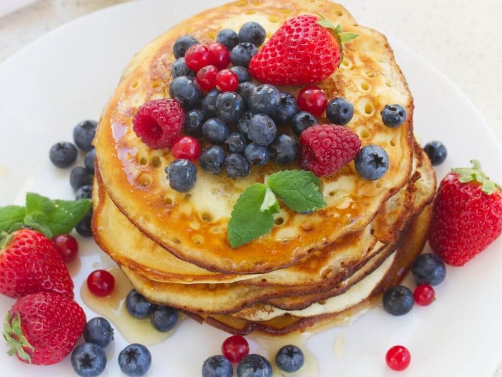 pancakes with strawberries and blueberries