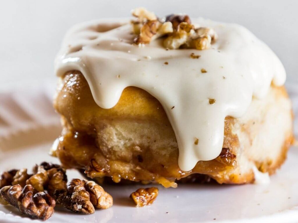 cinnamon roll with glaze