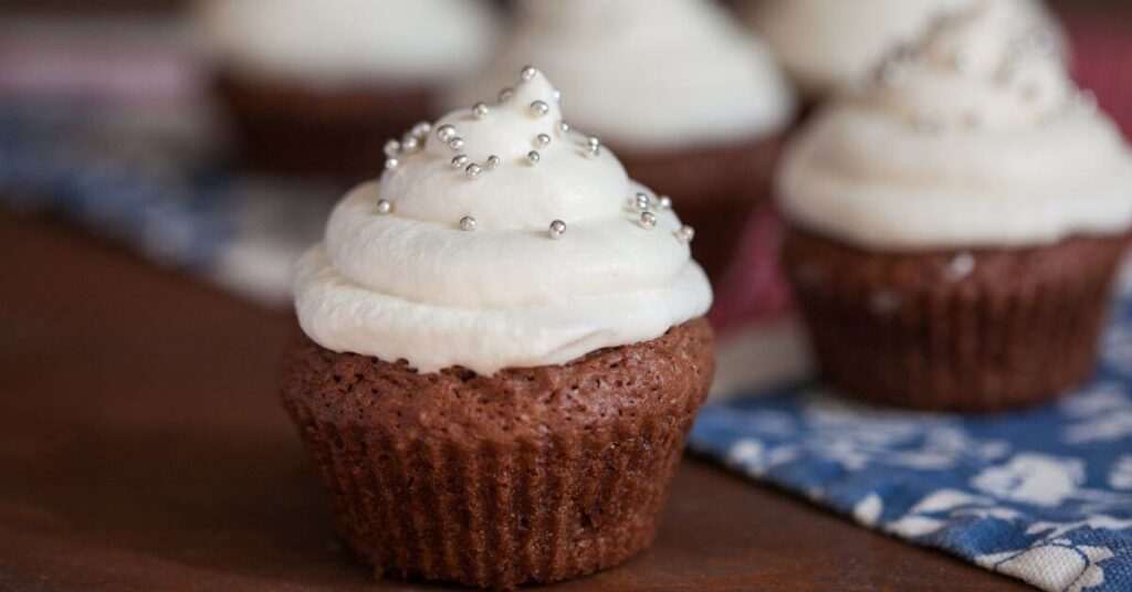 cupcakes with cream cheese frosting