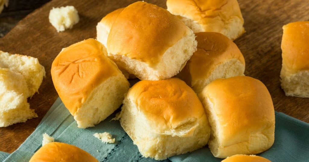 a bunch of dinner rolls