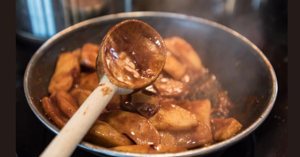 frying pan with fried apples