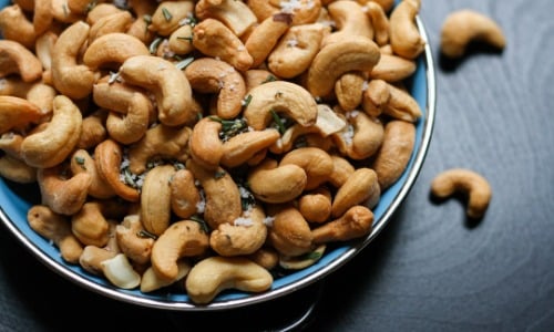 Raw vs Roasted Cashews: Nutritional Benefits and Flavor Comparison