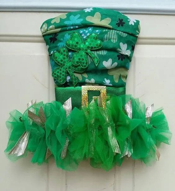 Charming DIY St. Patricks Day Wreath with Tulle Hat