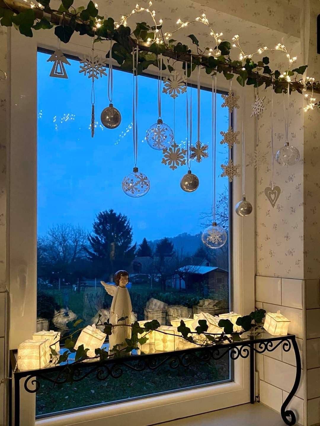 Soft Glow Snowflake Garland